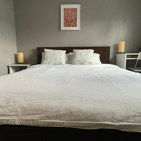 Private Room With Queen Bed In Richmond 202 Экстерьер фото